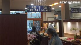 北台灣今晨暴雨，第一殯儀館拜飯區屋頂也漏水，導致死者牌位全被淋濕（翻攝畫面）
