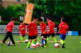 看球賽挖細節！汽車座椅、影音平台…你沒想過的超神奇球隊贊助商！ （image source:Joie）