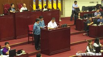 柯太淡定！議員「趕」局處出議場勘災