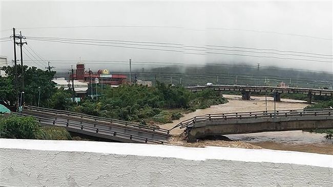暴雨狂炸！新北金山磺溪橋斷了