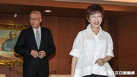 國民黨新任黨主席吳敦義拜會現任黨主席洪秀柱 圖／記者林敬旻攝