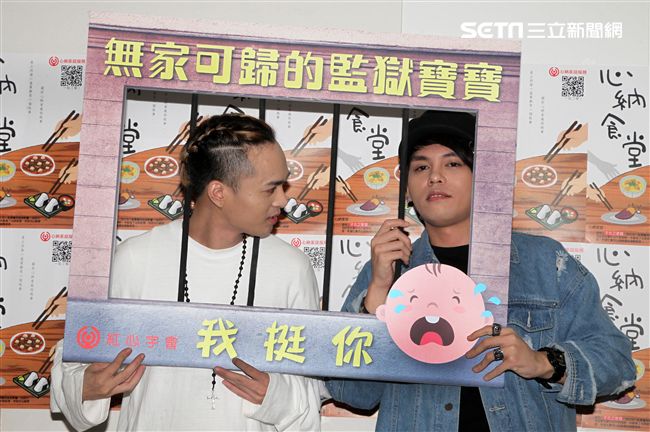 嘻哈團體「Under Lover」胡睿兒、楊琳擔任公益大使，關懷無家可歸的監獄寶寶，我挺你，下廚打造「親子丼」，上街募集1000個「我挺你」。（記者邱榮吉/攝影