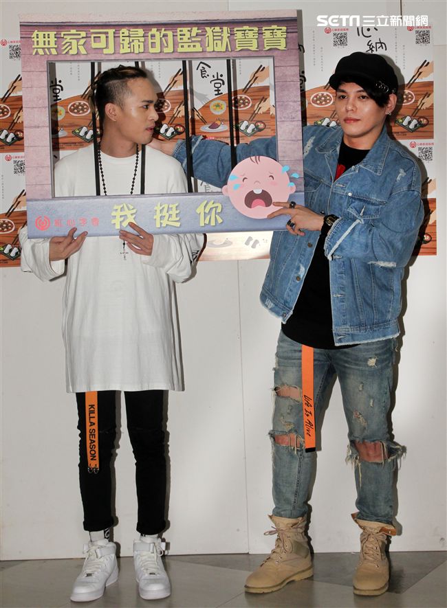 嘻哈團體「Under Lover」胡睿兒、楊琳擔任公益大使，關懷無家可歸的監獄寶寶，我挺你，下廚打造「親子丼」，上街募集1000個「我挺你」。（記者邱榮吉/攝影