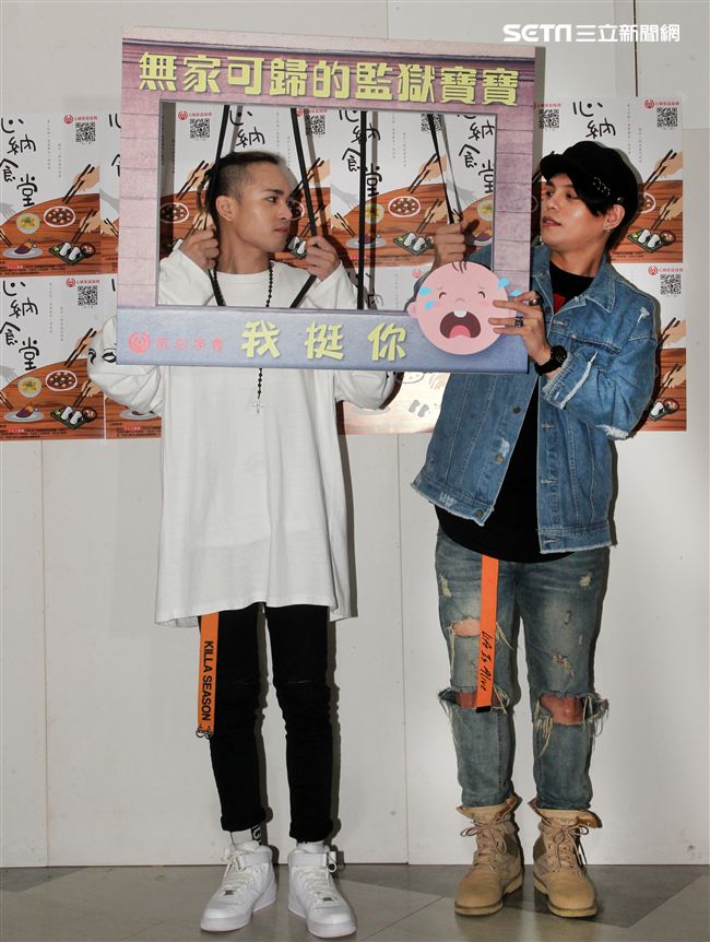 嘻哈團體「Under Lover」胡睿兒、楊琳擔任公益大使，關懷無家可歸的監獄寶寶，我挺你，下廚打造「親子丼」，上街募集1000個「我挺你」。（記者邱榮吉/攝影