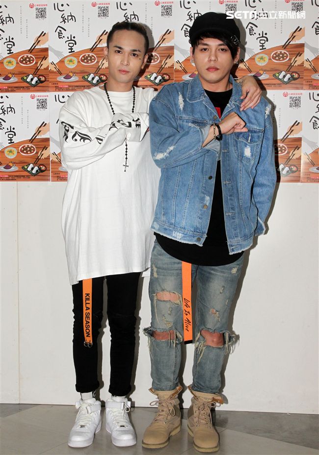 嘻哈團體「Under Lover」胡睿兒、楊琳擔任公益大使，關懷無家可歸的監獄寶寶，我挺你，下廚打造「親子丼」，上街募集1000個「我挺你」。（記者邱榮吉/攝影