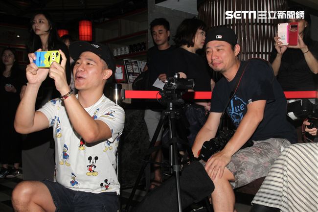 嘻哈團體「Under Lover」胡睿兒、楊琳擔任公益大使，關懷無家可歸的監獄寶寶，我挺你，下廚打造「親子丼」，上街募集1000個「我挺你」。（記者邱榮吉/攝影