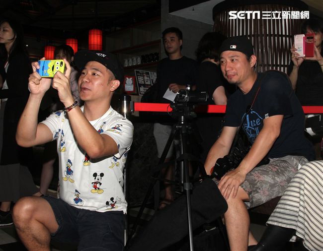 嘻哈團體「Under Lover」胡睿兒、楊琳擔任公益大使，關懷無家可歸的監獄寶寶，我挺你，下廚打造「親子丼」，上街募集1000個「我挺你」。（記者邱榮吉/攝影