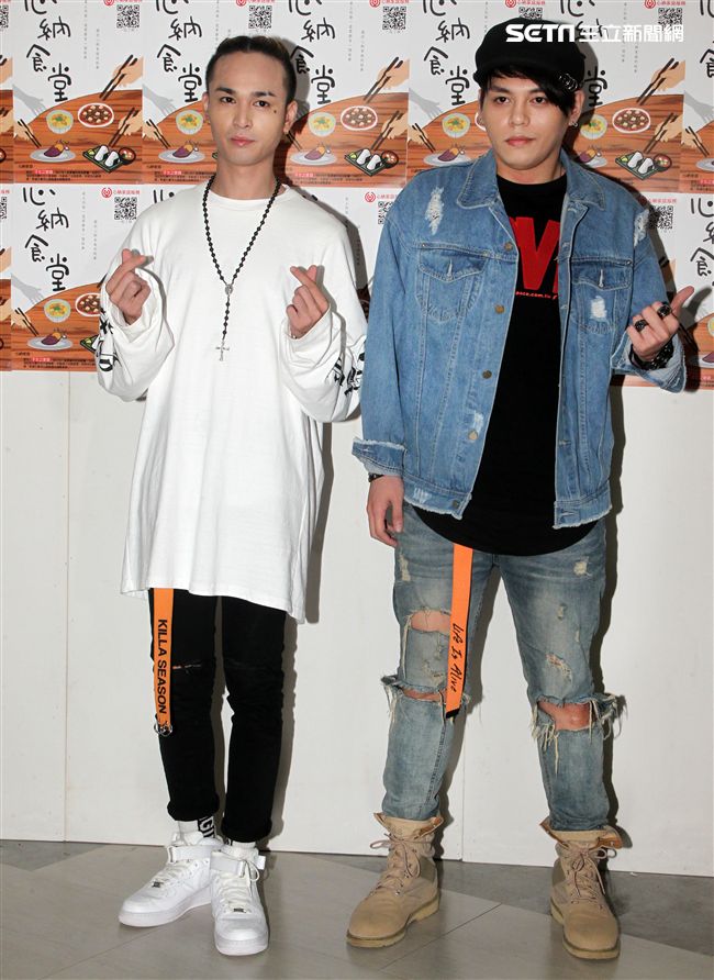 嘻哈團體「Under Lover」胡睿兒、楊琳擔任公益大使，關懷無家可歸的監獄寶寶，我挺你，下廚打造「親子丼」，上街募集1000個「我挺你」。（記者邱榮吉/攝影