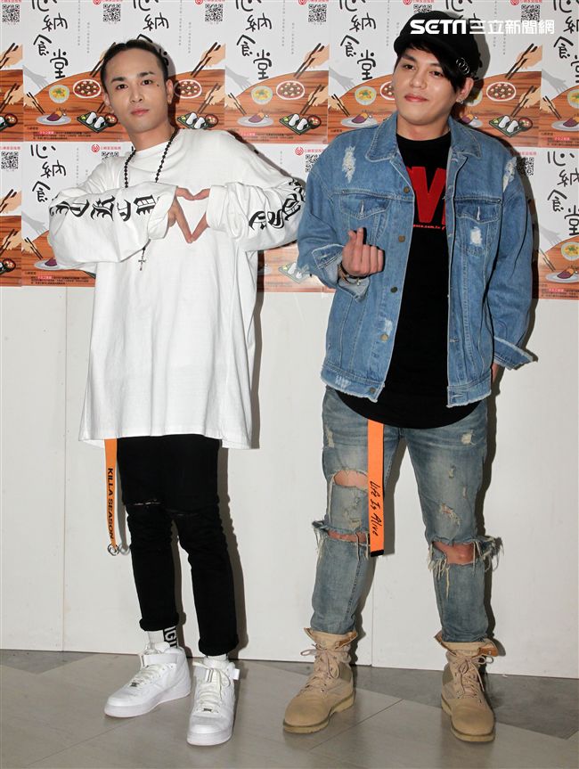 嘻哈團體「Under Lover」胡睿兒、楊琳擔任公益大使，關懷無家可歸的監獄寶寶，我挺你，下廚打造「親子丼」，上街募集1000個「我挺你」。（記者邱榮吉/攝影