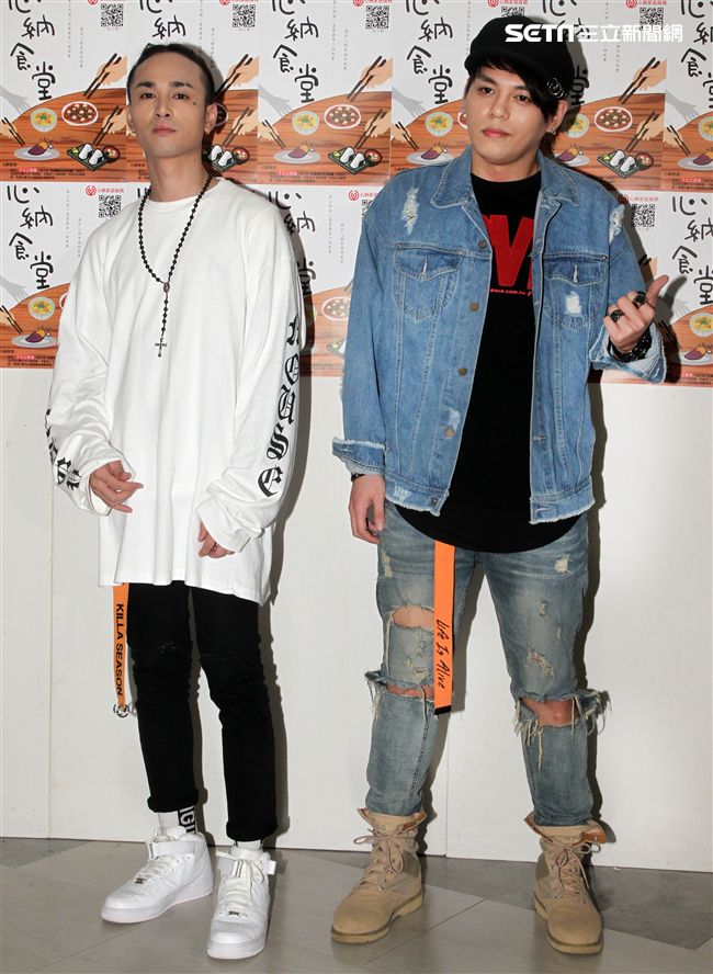 嘻哈團體「Under Lover」胡睿兒、楊琳擔任公益大使，關懷無家可歸的監獄寶寶，我挺你，下廚打造「親子丼」，上街募集1000個「我挺你」。（記者邱榮吉/攝影