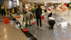 桃機二航廈免稅店積水。旅客水中拉行李箱。