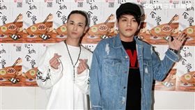 嘻哈團體「Under Lover」胡睿兒、楊琳擔任公益大使，關懷無家可歸的監獄寶寶，我挺你，下廚打造「親子丼」，上街募集1000個「我挺你」。（記者邱榮吉/攝影