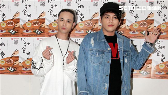 嘻哈團體「Under Lover」胡睿兒、楊琳擔任公益大使，關懷無家可歸的監獄寶寶，我挺你，下廚打造「親子丼」，上街募集1000個「我挺你」。（記者邱榮吉/攝影