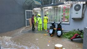 北北基地區暴雨成災，北市柏齡幼兒園嚴重淹水，警消獲報前往協助疏散，順利救出53名學童及9名老師（翻攝畫面）
