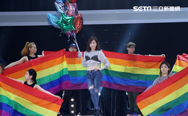 王心凌參加hito流行音樂獎彩排，撐著彩虹旗出場，並宣布巡迴演唱會開跑。（記者邱榮吉/攝影）