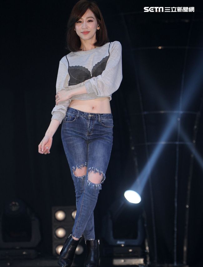 王心凌參加hito流行音樂獎彩排，撐著彩虹旗出場，並宣布巡迴演唱會開跑。（記者邱榮吉/攝影）