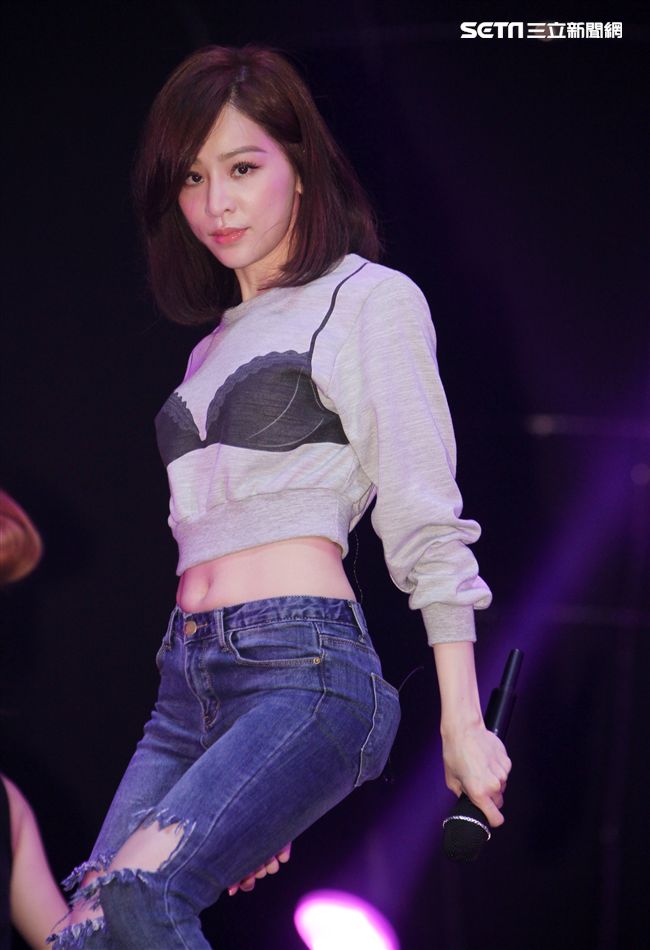 王心凌參加hito流行音樂獎彩排，撐著彩虹旗出場，並宣布巡迴演唱會開跑。（記者邱榮吉/攝影）