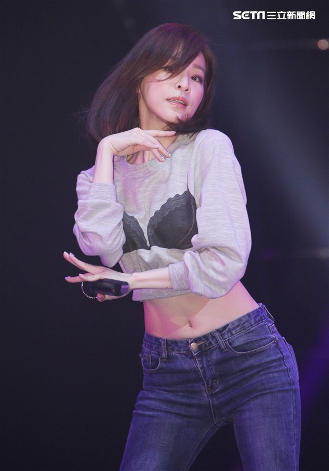 王心凌參加hito流行音樂獎彩排，撐著彩虹旗出場，並宣布巡迴演唱會開跑。（記者邱榮吉/攝影）