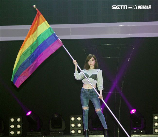 王心凌參加hito流行音樂獎彩排，撐著彩虹旗出場，並宣布巡迴演唱會開跑。（記者邱榮吉/攝影）