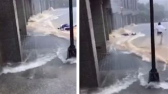 騎士遭沖走　英勇警衛扔傘衝水中救人