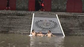 輔大淹出「中美湖」，男下水陸地游泳女大生穿比基尼戲水。