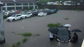 賓士交車中心遭水淹。40幾輛全新賓士半泡水中。