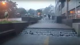 文化大學,仰德大道,水上樂園,學生,滑水道,衝浪板　圖／翻射自YouTube影片