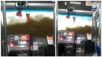 超狂司機不怕淹　公車當兩棲登陸艇開