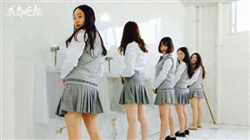 ▲成都中醫藥大學創意畢業照.男廁.小便斗（圖／翻攝自成都晚報）