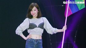 王心凌參加hito流行音樂獎彩排，撐著彩虹旗出場，並宣布巡迴演唱會開跑，。（記者邱榮吉/攝影）