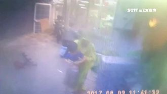 暴雨灌幼兒園　家長急抱小孩撤離