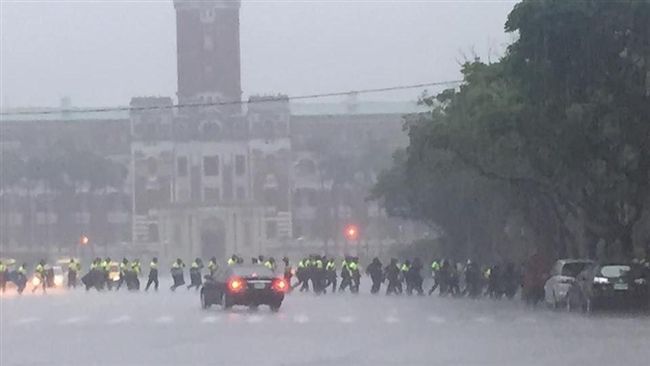 凱道駐紮被強拆　原民大雨中悲唱古調