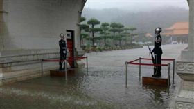 忠烈祠,淹水,衛兵,站哨,崗位
圖／翻攝自臉書爆料公社