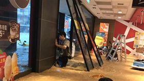 麥當勞,淹水,豪大雨,大水,災情,基隆,大武崙,可憐,值班,店員,無奈,同情,爆料公社-翻攝自《爆料公社》