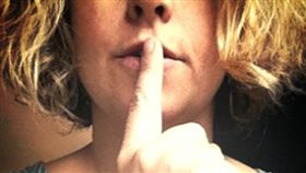  秘密、悄悄話、耳語、八卦／flickr／eren {sea+prairie}／https://flic.kr/p/dLDNDA