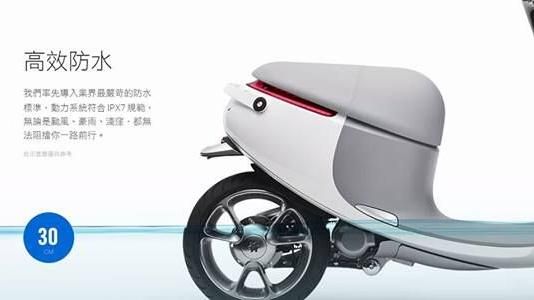 「這機車」超狂！淹水及膝一樣狂飆