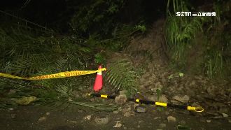 新店山區土石崩　道路僅剩一半可通行