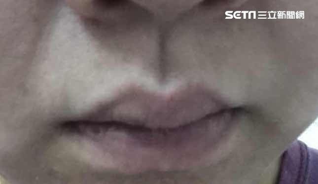 這哪招？大叔告白竟舔人中、摸大腿