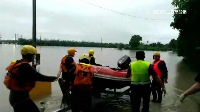 雲林道路慘淹成汪洋　十多名老人受困