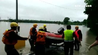 雲林道路慘淹成汪洋　十多名老人受困