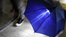 雨傘　鞋子

https://www.flickr.com/photos/oimax/4468752468/in/photolist-SUk3q-48LN98-33DA9q-9Bg1QD-CnKvoT-4Yyy55-fhmTm-7NTwqm-6oWxj6-ah8f2N-bpD8KW-6q15Tt-yH8Vzu-6c2Sbq-s2sDz-D9kC-53H9JM-6EFNG-BFJukG-ATUn2F