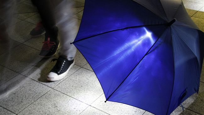 雨天保養鞋！她噴防水噴霧竟呼吸困難