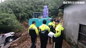 新北市消防局出動大批人力搜救疑似落水老翁。
