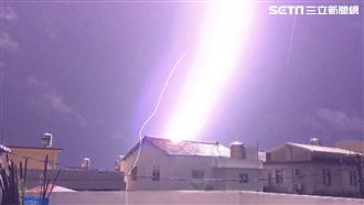 閃電照亮彰化夜空　宛如雷神索爾降臨