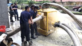 16:9
災情慘重…暴雨侵襲北台灣　海軍投入44台抽水機協助救災
圖／海軍司令部提供