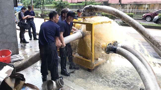 暴雨襲台！海軍投入44台抽水機救災
