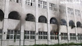 南港誠正國中活動中心的美術教室無故起火燃燒，警消獲報後趕赴現場搶救，火勢在40分鐘後得以撲滅（翻攝畫面）