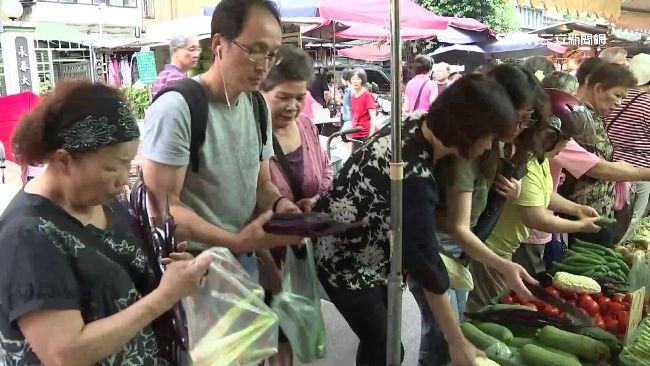 暴雨轟炸產地蔬果菜價漲　主婦瘋搶