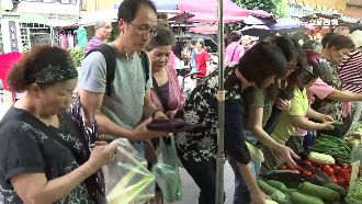 暴雨狂襲怕漲價　市場出現搶菜人潮