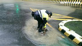 民眾大雨中見到警察幫忙推拋錨車，感動拍照ｐｏ網分享。
